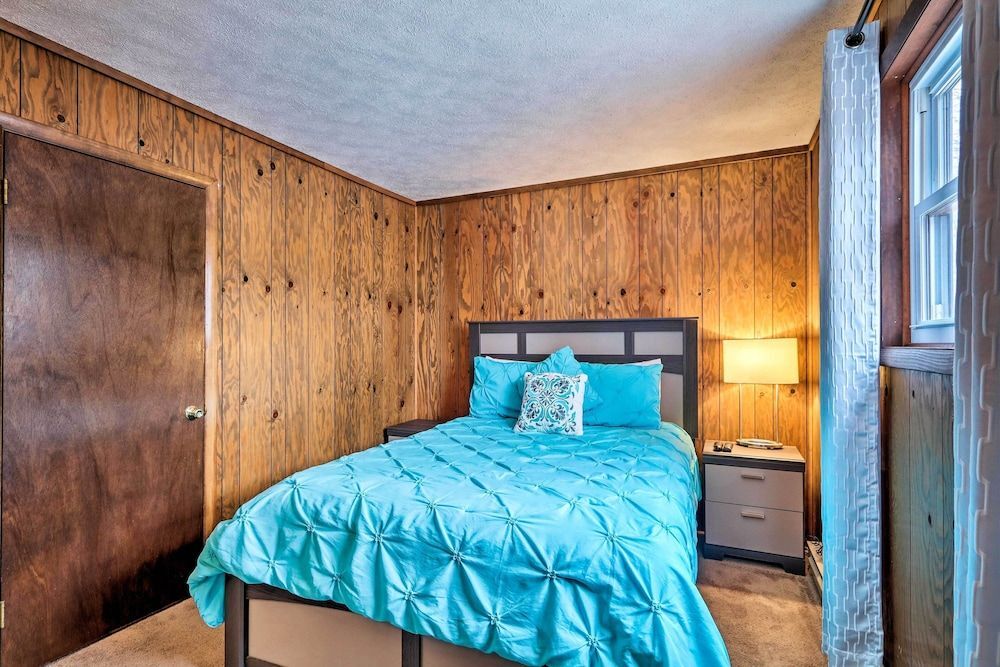 7 Miles to State Park: Poconos Getaway w Deck — hotel in Towamensing Trails