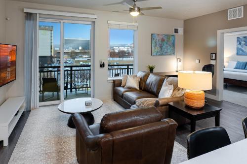 Convention Ctr Bespoke Beauty 2BD Pool Gym Hot tub Pkg — 4-Star Luxury Hotel in Salt Lake City, United States