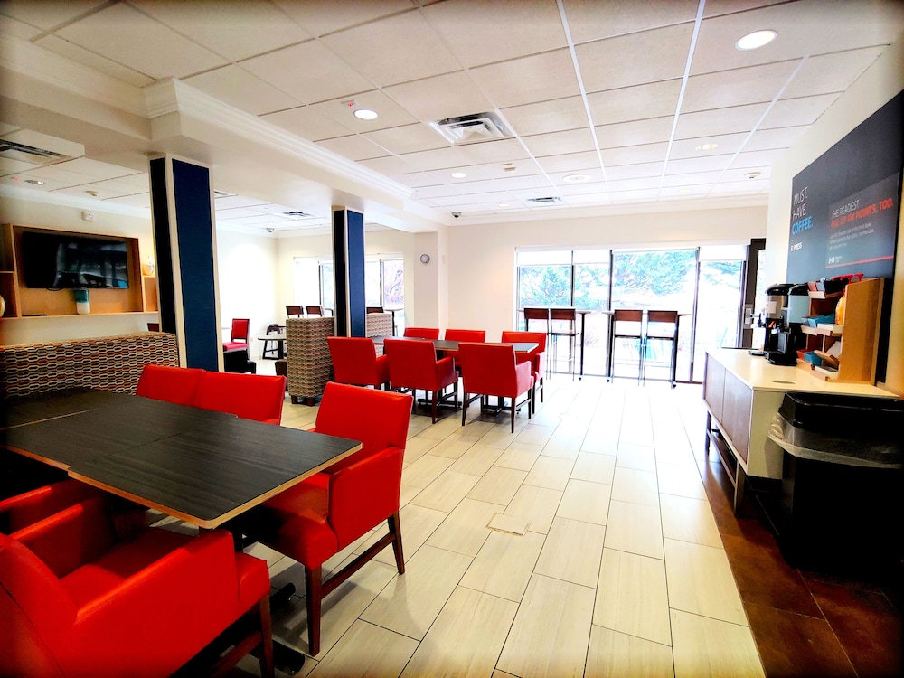Holiday Inn Express & Suites Clear Spring by IHG - photo 28