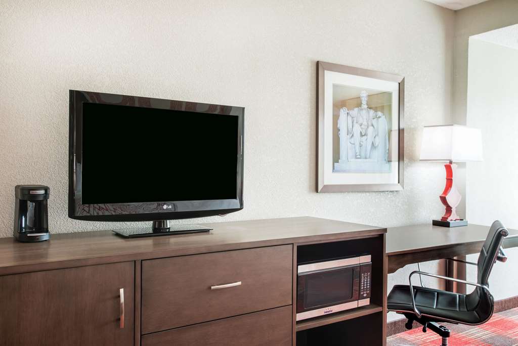 La Quinta Inn & Suites by Wyndham DC Metro Capital Beltway - photo 37