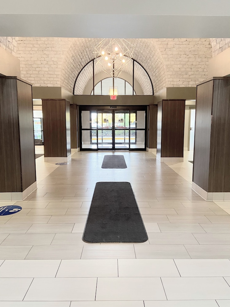 Embassy Suites by Hilton Chicago Schaumburg Woodfield - photo 3