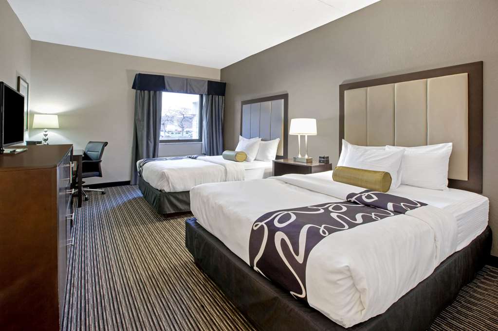 La Quinta Inn & Suites by Wyndham Detroit Metro Airport - photo 21