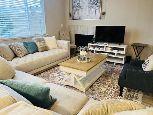 Placid Vibe Spacious 7 BR with Free Parking — 4-Star Luxury Hotel in Pittsburg, United States