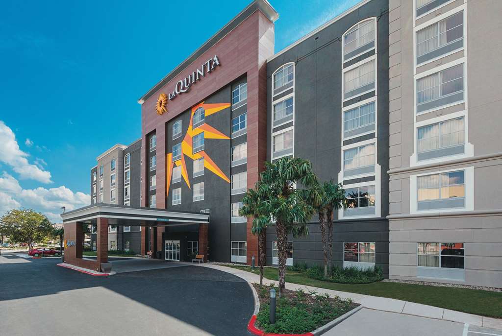 La Quinta Inn & Suites by Wyndham San Antonio Downtown - photo 2