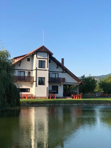 Pensiunea Trecatoarea Lupilor — 4-Star Luxury Hotel in Alesd, Romania