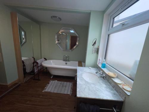 Lovely double room in very good area — hotel near Edinburgh Airport