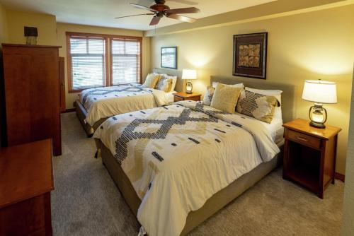 1205b Double Queen Standard Eagle Springs West 1 Bedroom Hotel Room By Redawning — Mount Carmel