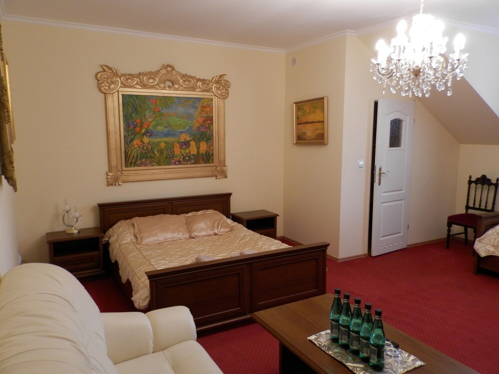Dworek Wola Ociecka — hotel in Ostrow