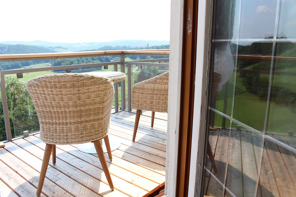 Gästehaus Klein Holland — 4-Star Luxury Hotel in Kapfenstein, Austria