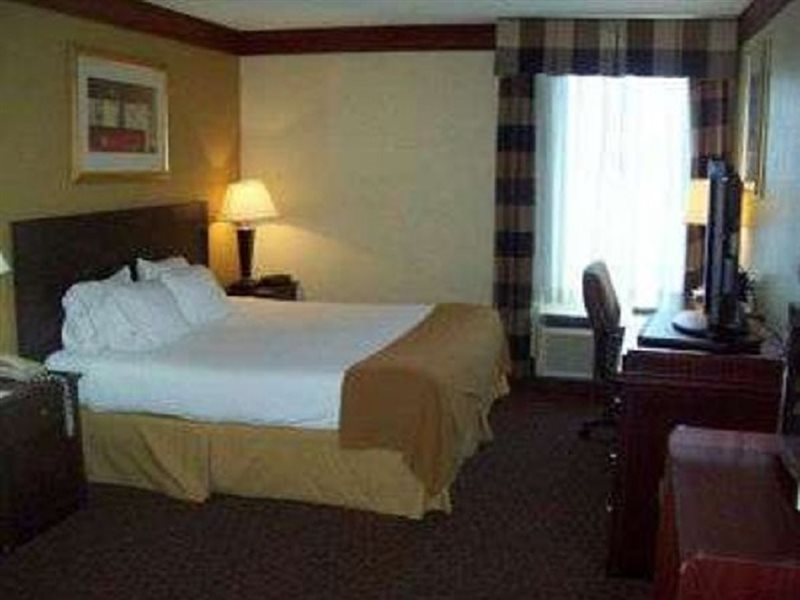 Days Inn & Suites by Wyndham Tahlequah - photo 8