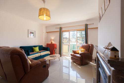 FLH Parede Family Flat with Balcony — 4-Star Luxury Hotel in Parede, Portugal