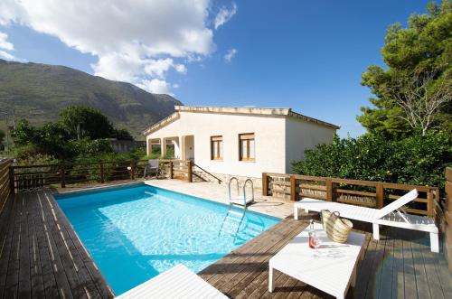 Villa Paradiso — 4-Star Luxury Hotel in Castelluzzo, Italy