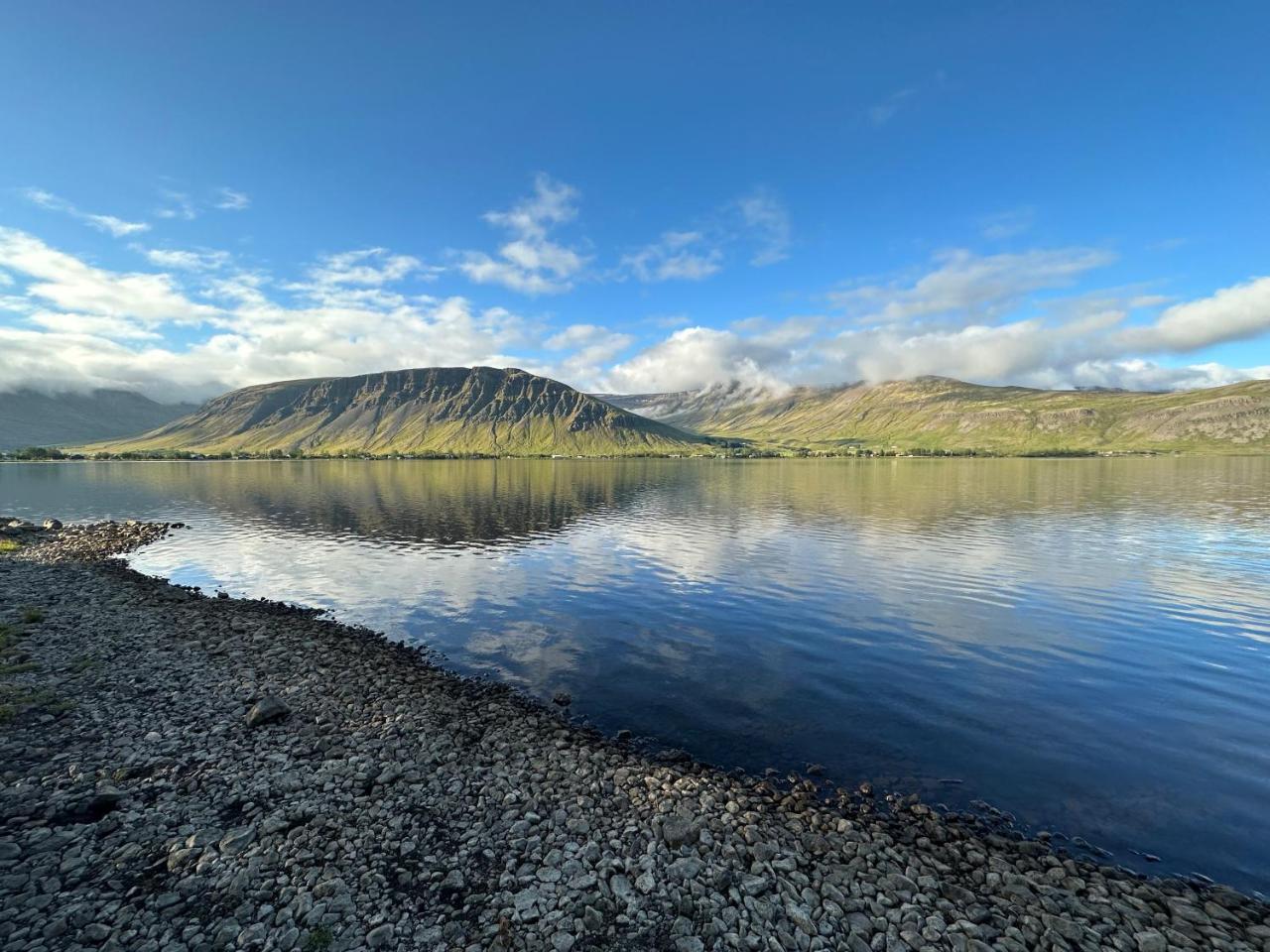 Cosy lakeview cabin 45 minutes from Reykjavik