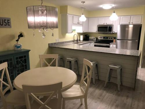 Newly Renovated Modern & Spacious Oceanview Condo — 4-Star Luxury Hotel in Myrtle Beach, United States