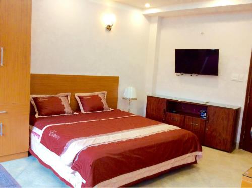 Studio Apartment filled with nature light near the Hanoi Opera House Căn hộ đầy đủ tiện nghi có thang máy gần Nhà Hát Lớn — 4-Star Luxury Hotel in Hanoi, Vietnam