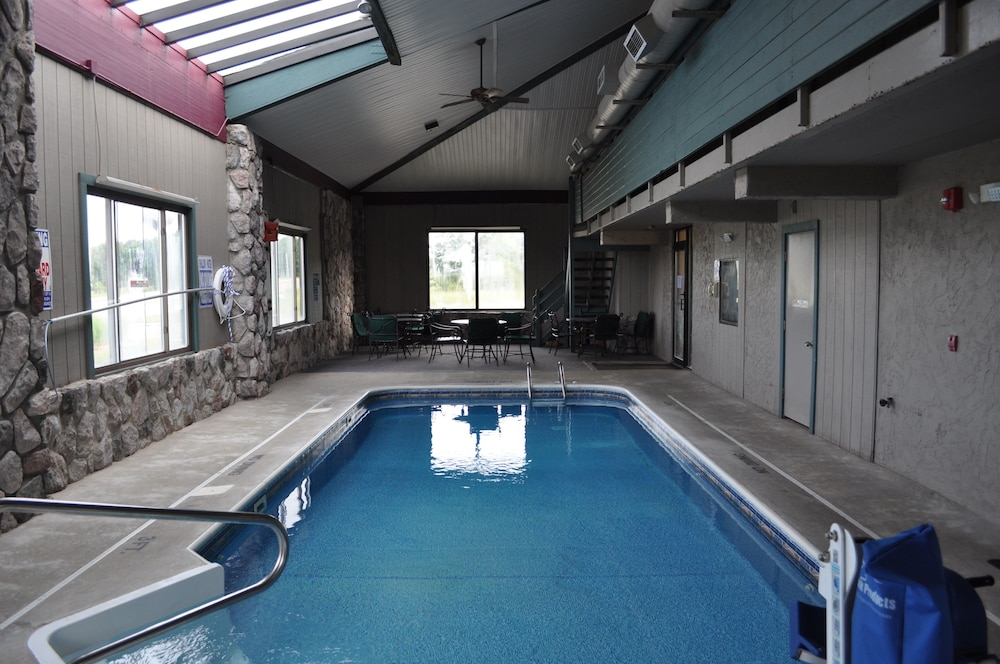 Super 8 by Wyndham Petoskey - photo 12