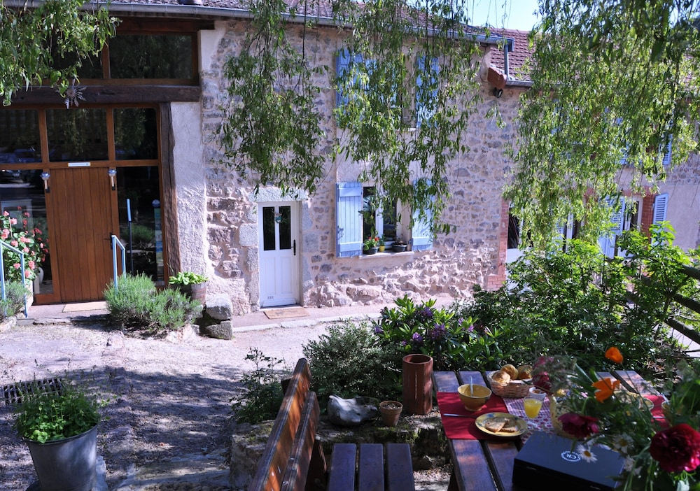 La Ferme Aux Abeilles pet-friendly hotel Ambierle