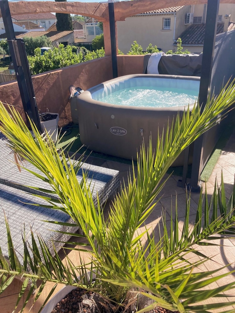 Le Gambetta - carbon neutral hotel in Vias