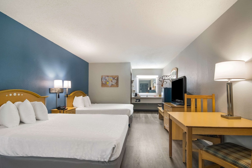 Econo Lodge Branson Theater District - photo 20