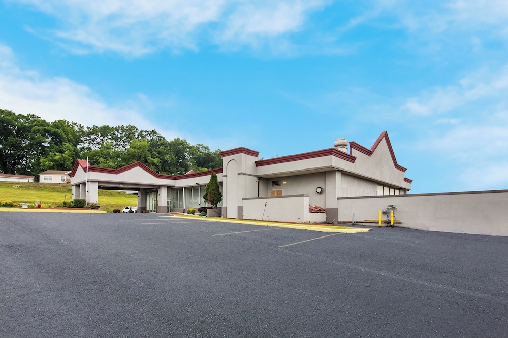 Red Roof Inn New Stanton - photo 31