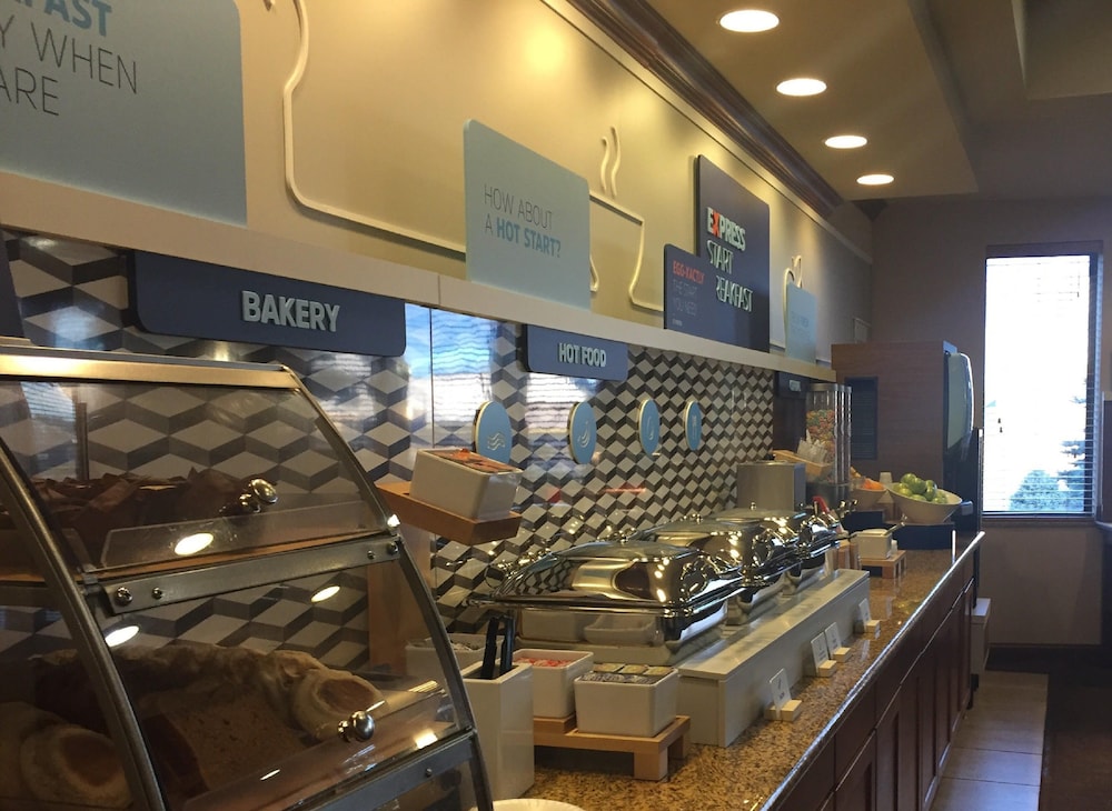 Holiday Inn Express & Suites Howell by IHG - photo 30