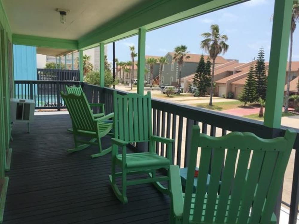 Upper Deck Hotel and Bar Adults Only - photo 28
