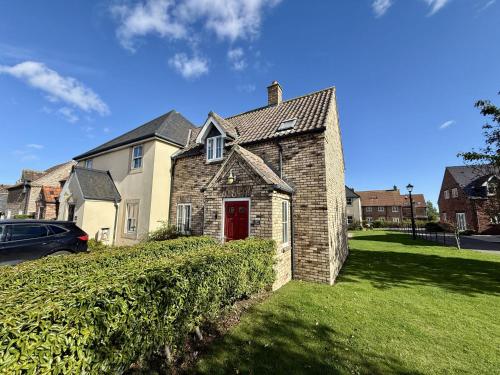 Shell Cottage Part of the The Bay Filey Holiday Village with pool gym and direct beach access pub restaurant tennis and meadows walks — 4-Star Luxury Hotel in Scarborough, United Kingdom