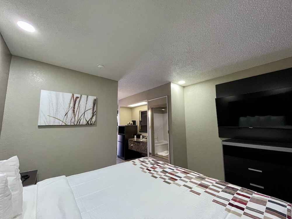 Richland Inn & Suites - photo 11