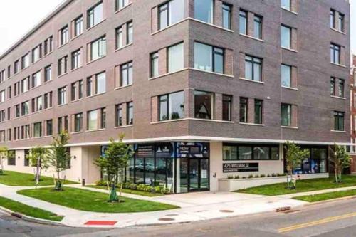 Blue Breakaway with Free Parking and Sleeps 9 Book 7 days Get 20 Percent OFF — 4-Star Luxury Hotel in East Orange, United States