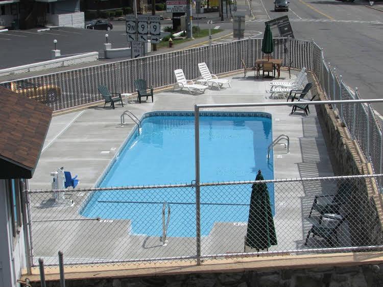 The Lake George Inn - photo 4