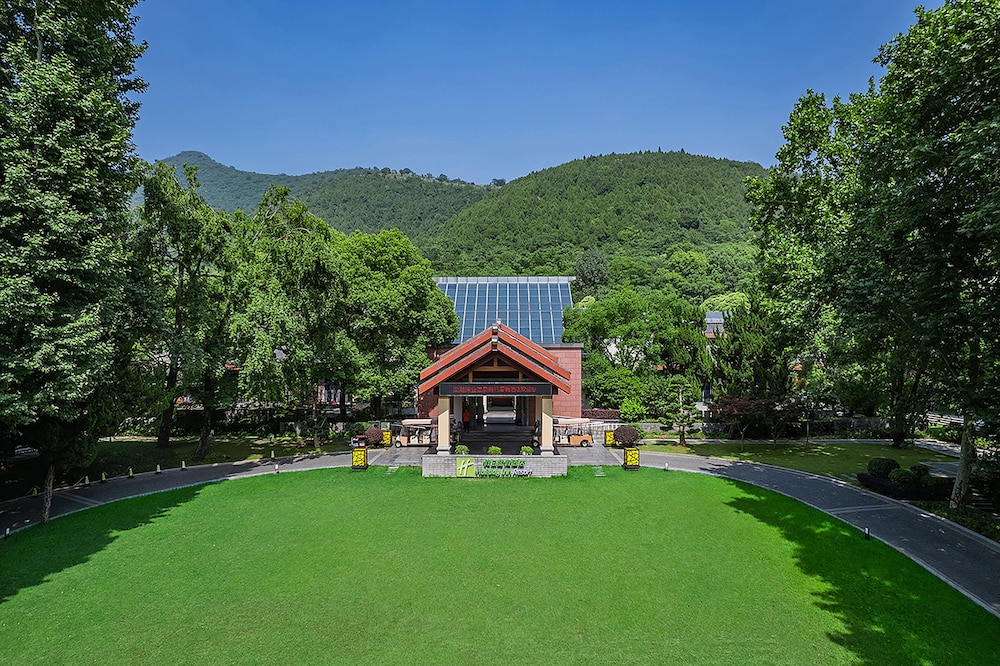 Holiday Inn Resort Chaohu Hot Spring by IHG — 4-Star Luxury Hotel in Hefei, People's Republic of China