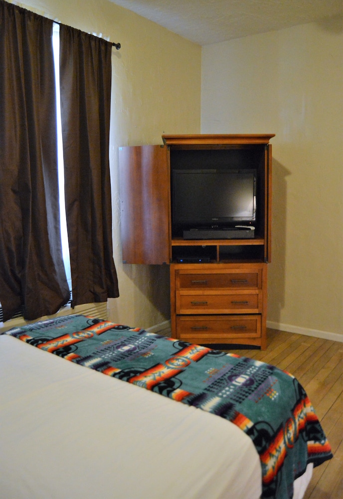 Holly Inn Suites - photo 2
