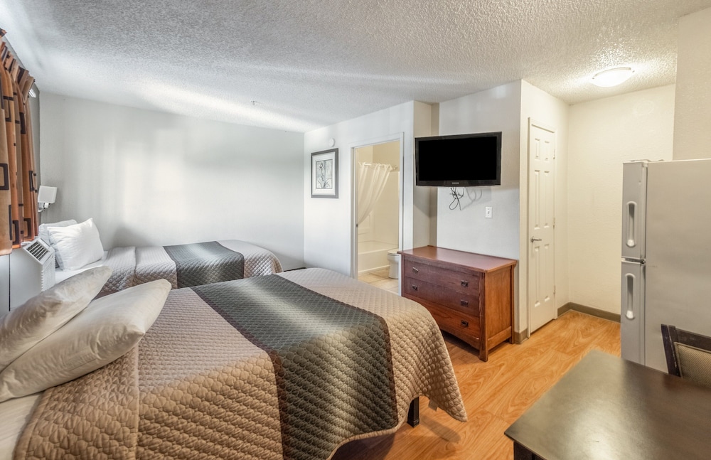 HomeTowne Studios by Red Roof Orlando South - photo 8