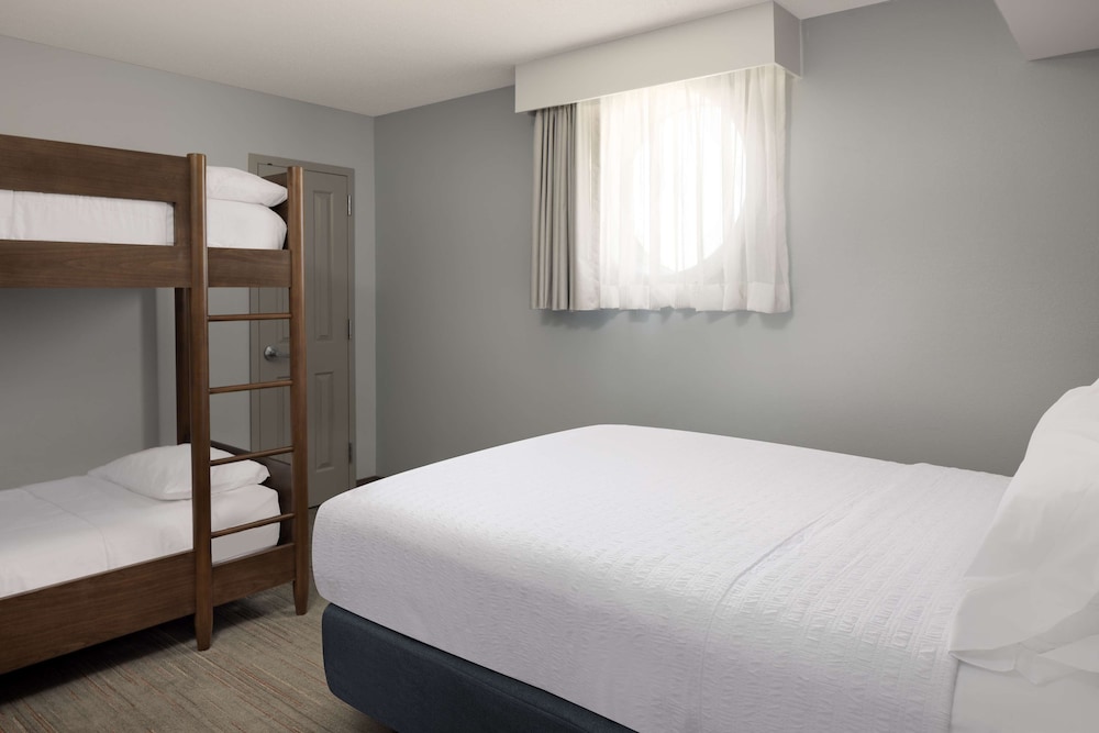 Hampton Inn & Suites Myrtle Beach Oceanfront - photo 18