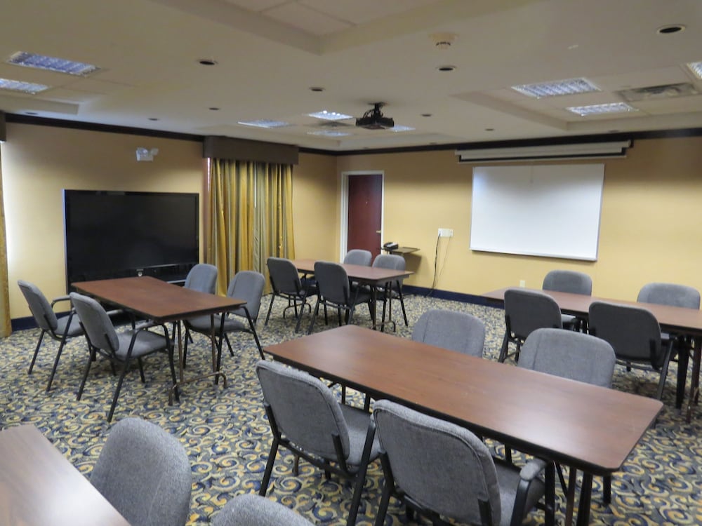 Holiday Inn Express & Suites Pampa by IHG - photo 69