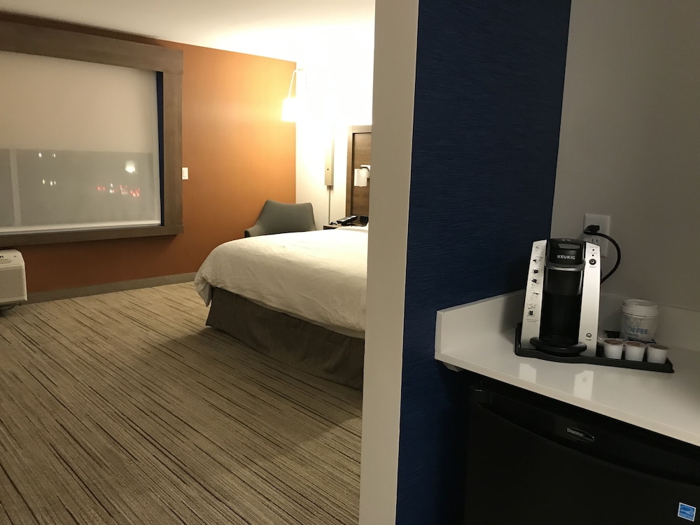 Holiday Inn Express & Suites Phoenix Airport North by IHG - photo 25