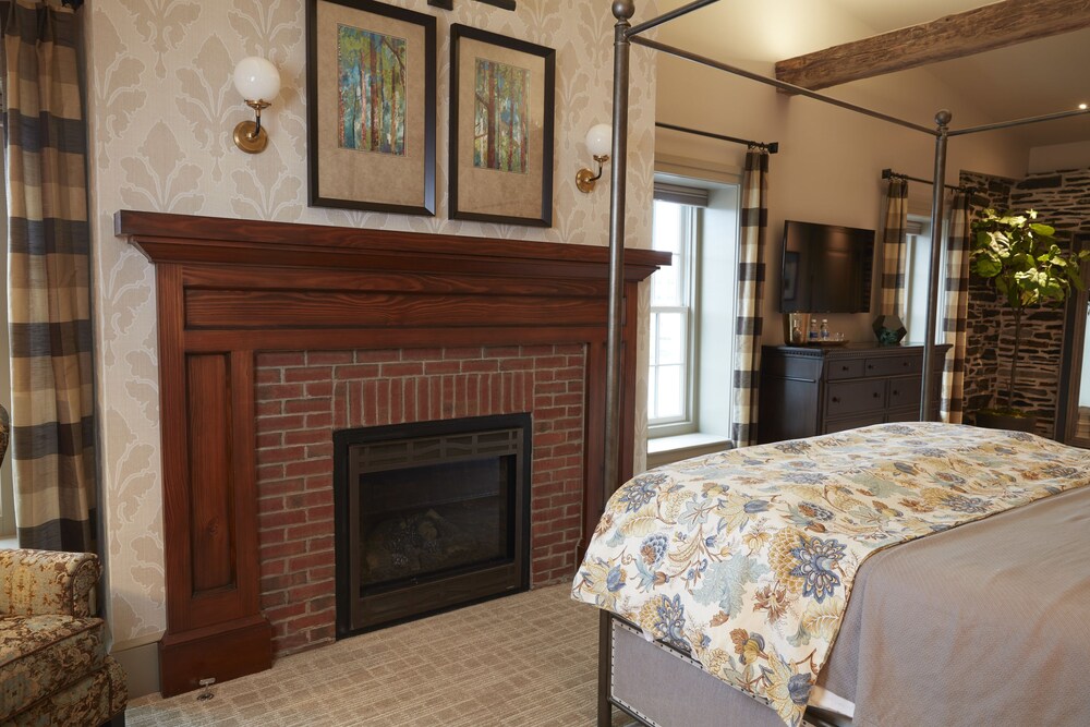 Farmer's Creekside Tavern & Inn - photo 4