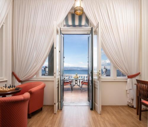 Apartment Villa Regaly with sea view and free parking — 4-Star Luxury Hotel in Opatija, Croatia