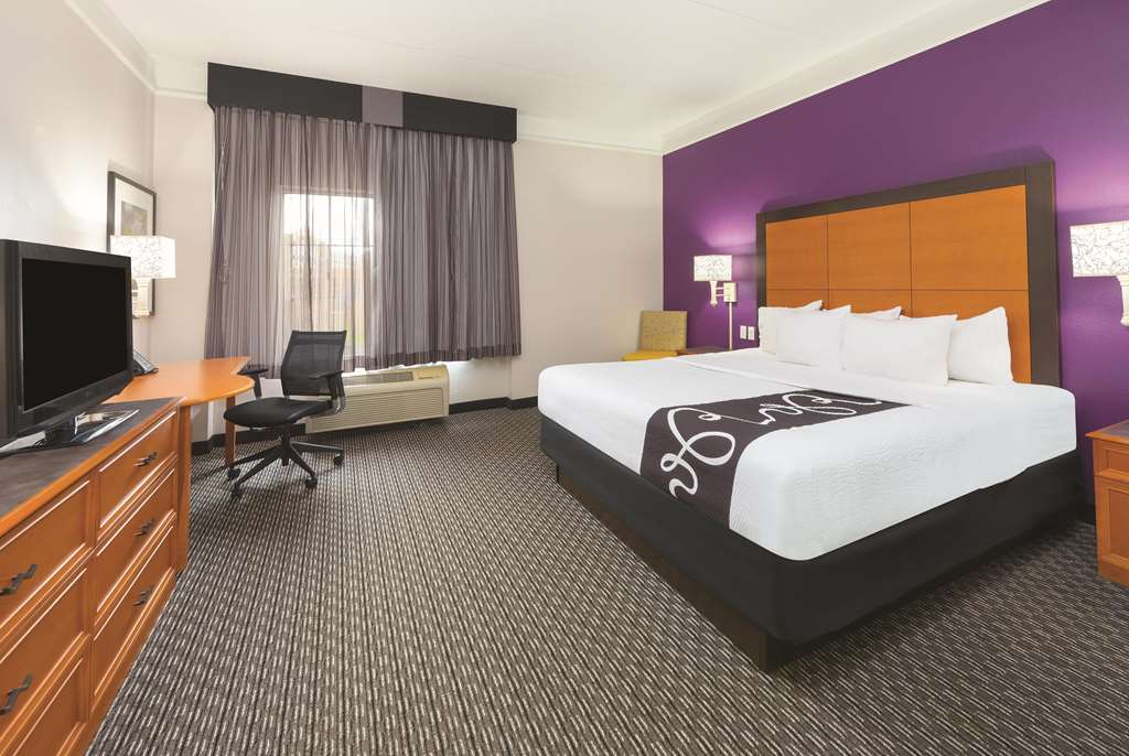 La Quinta Inn & Suites by Wyndham Phoenix Mesa West - photo 22