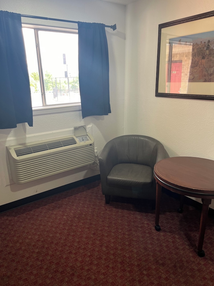 Glen Rose Inn and Suites - photo 9