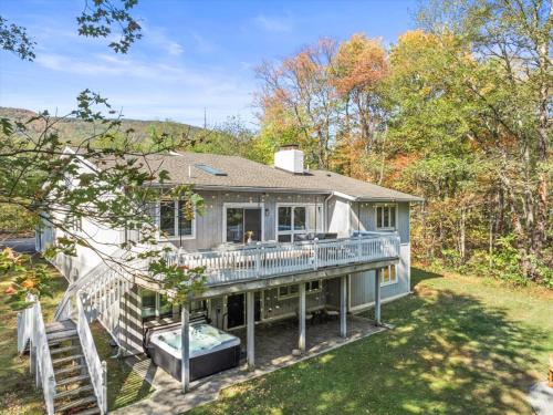 Catskill Retreat with Hot Tub and Fire Pit — 4-Star Luxury Hotel in Palenville, United States