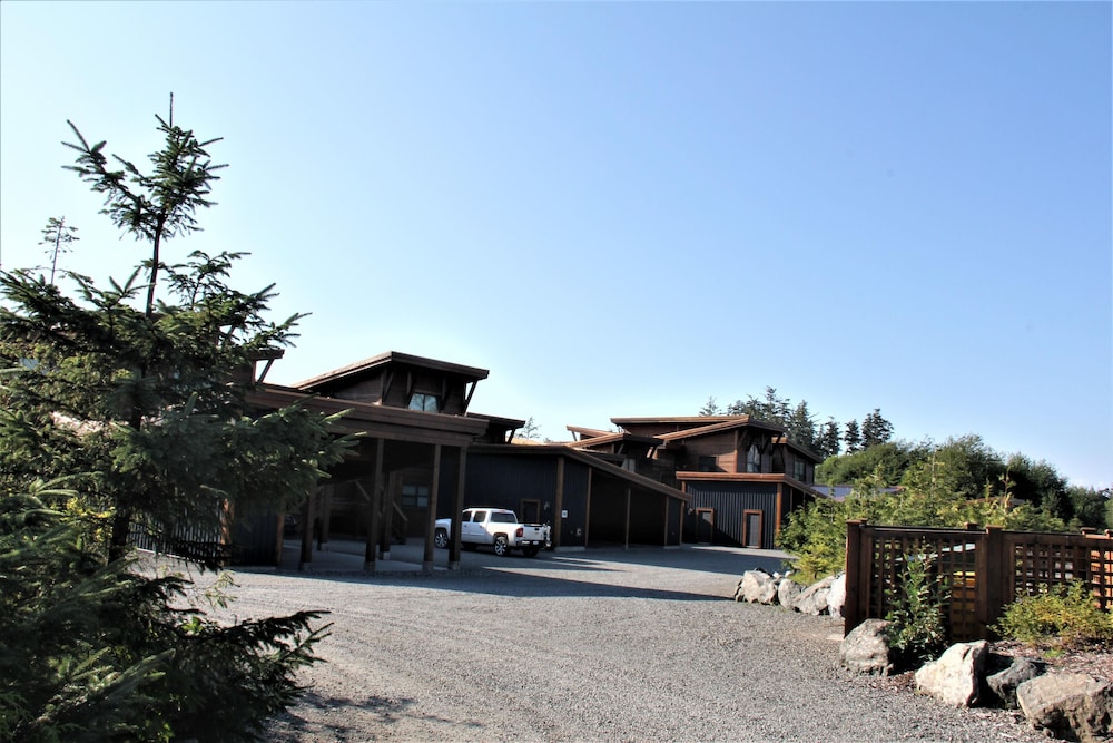 The Ridge by Natural Elements Rentals — 4-Star Luxury Hotel in Ucluelet, Canada