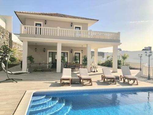 Villa Vista Bella Costa Adeje in ruhiger Villengegend mit Meerblick — 4-Star Luxury Hotel in Adeje, Spain