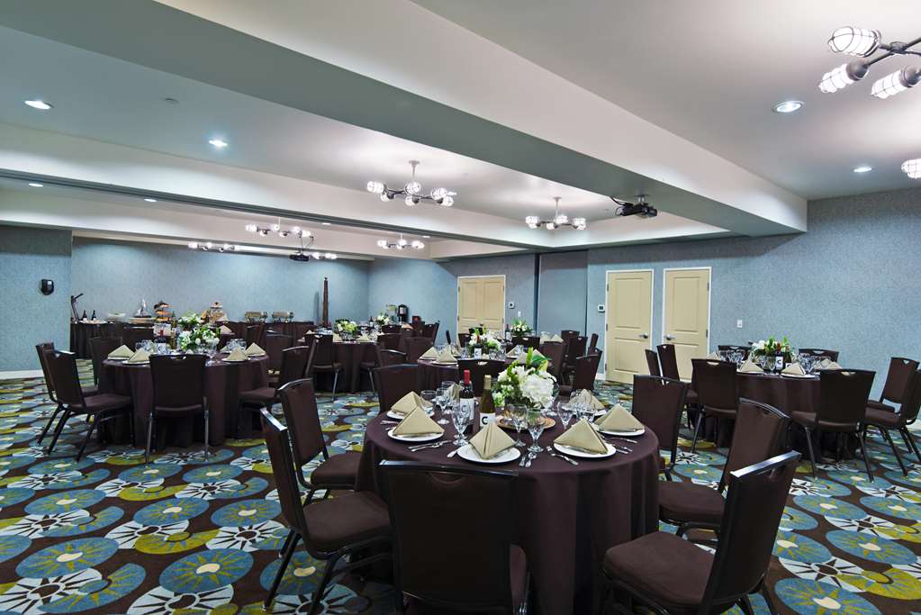 Oxford Suites Silverdale - photo 22