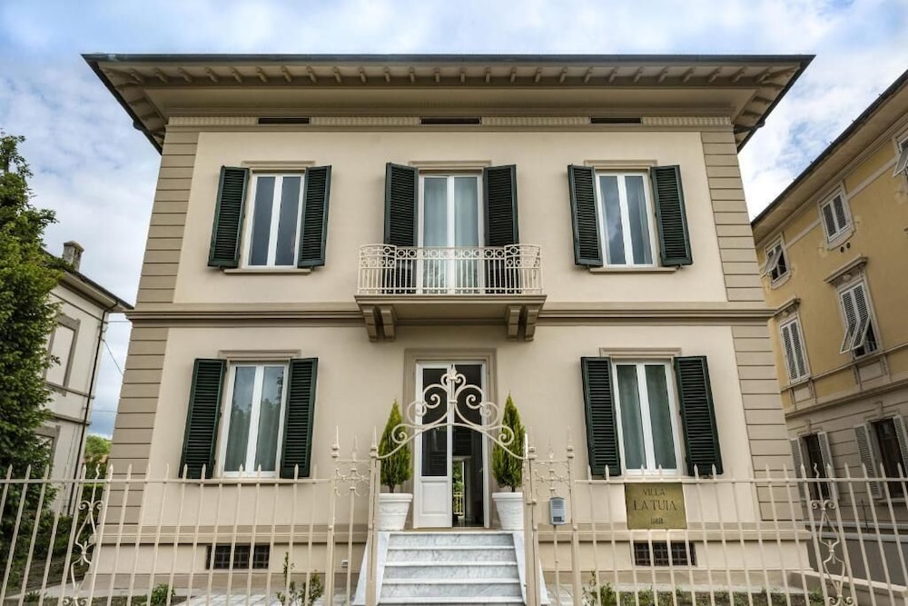 Villa La Tuia B&B — 4-Star Luxury Hotel in Lucca, Italy