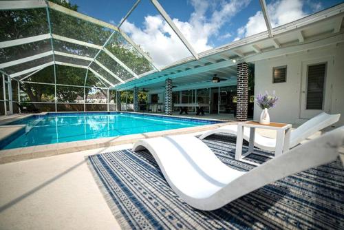 Luxury Miami Village w Pool Grill MiniGolf — 4-Star Luxury Hotel in Miami, United States