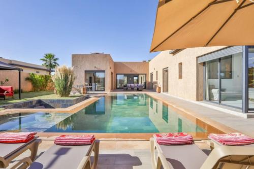 Villa Sakina piscine Chauffée ping pong cuisinière — 4-Star Luxury Hotel in Marrakesh, Morocco
