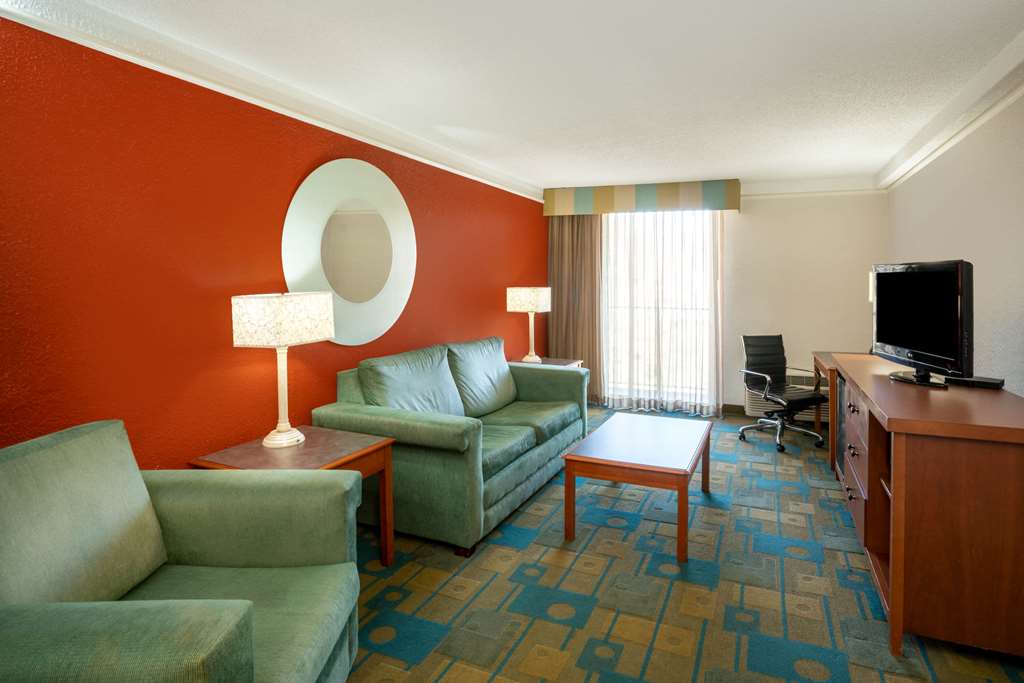 La Quinta Inn & Suites by Wyndham Nashville Airport Opryland - photo 50