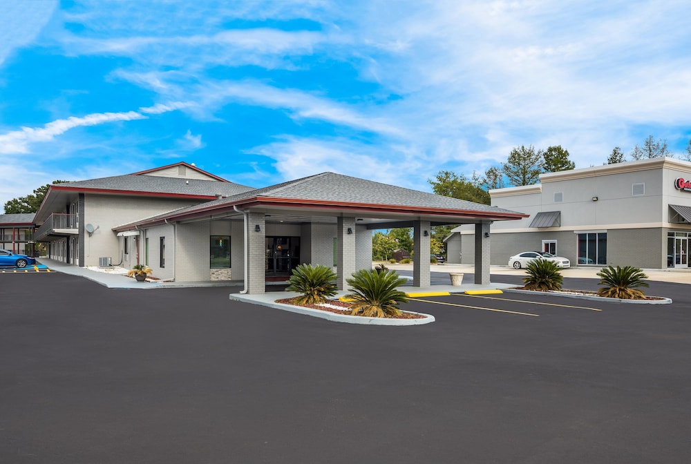 Red Roof Inn & Suites Thomasville - photo 32