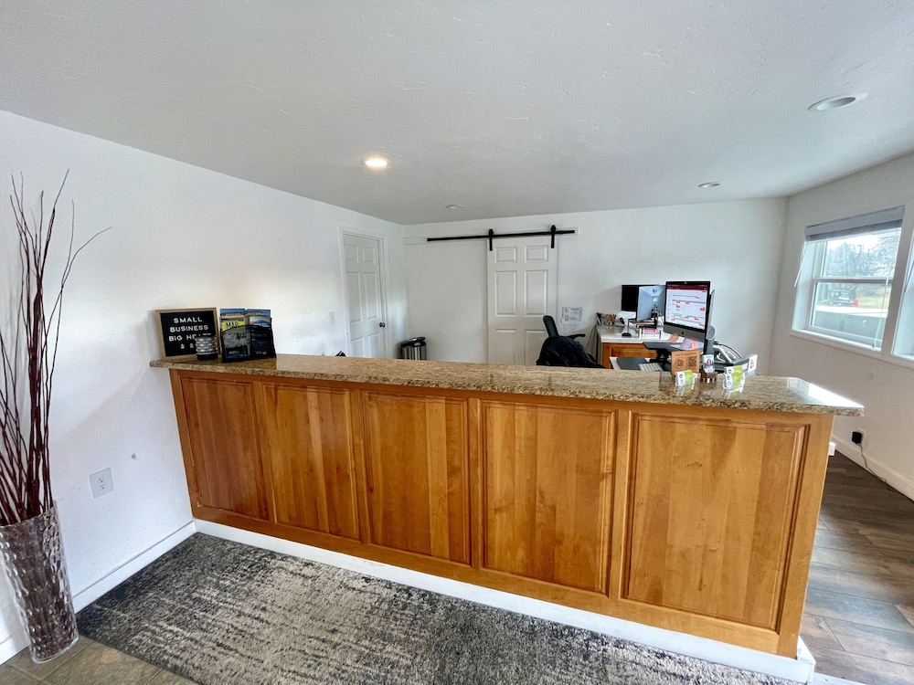 Bend Riverside Inn & Suites - photo 4